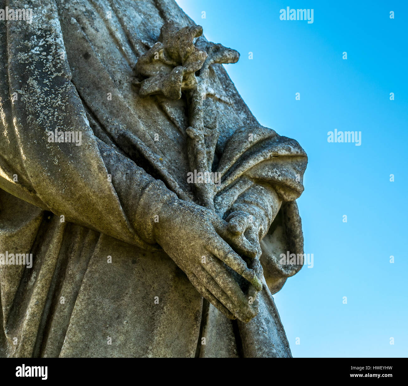 Cerca de angel estatua sosteniendo el tallo de una flor en la tumba en el cementerio de Santa María, Iglesia Parroquial, Haddington, East Lothian, Escocia, Reino Unido Foto de stock