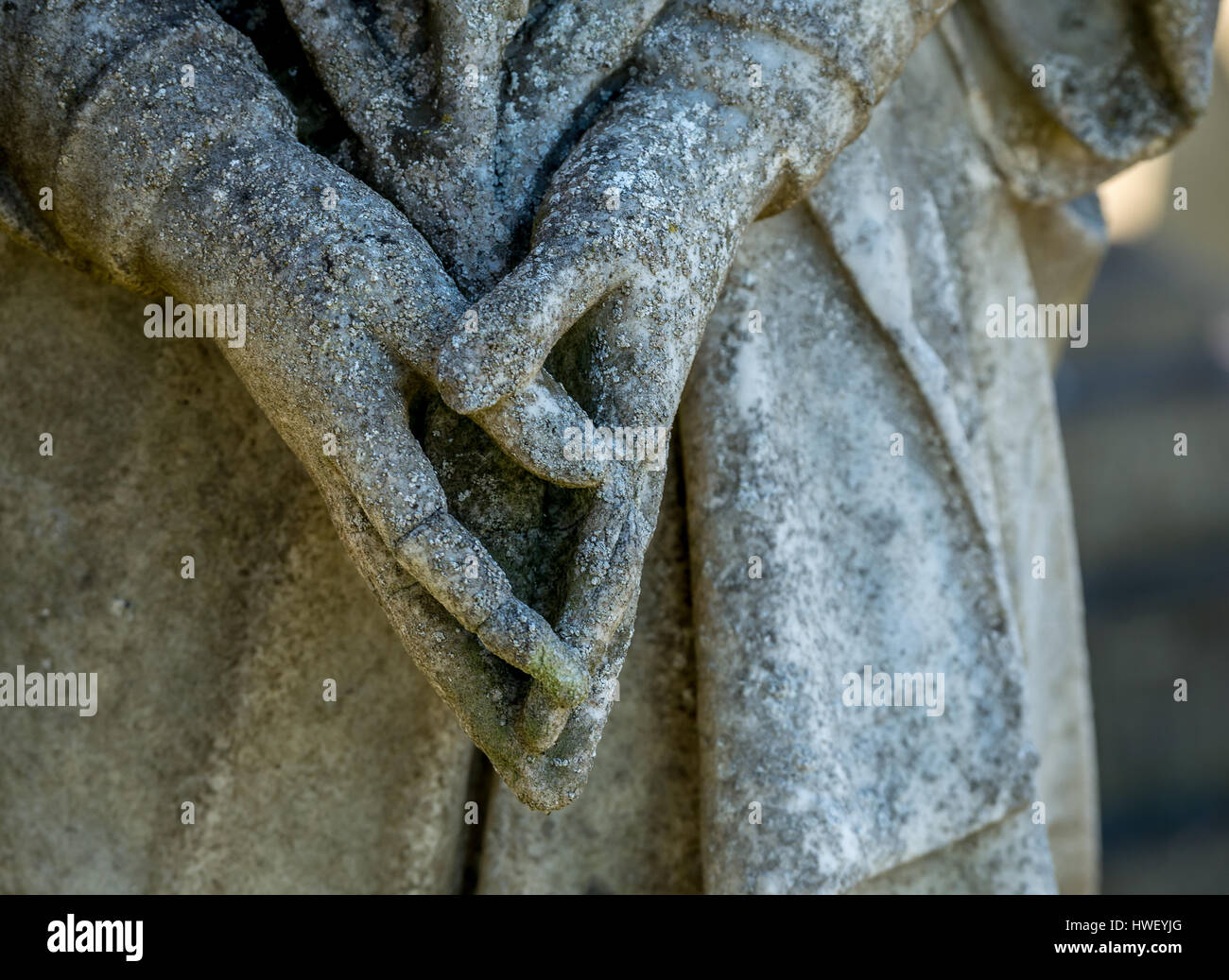 Cerrar detalle de capeado manos de angel estatua, Camposanto de la parroquia de Santa María, Haddington, East Lothian, Escocia, Reino Unido Foto de stock