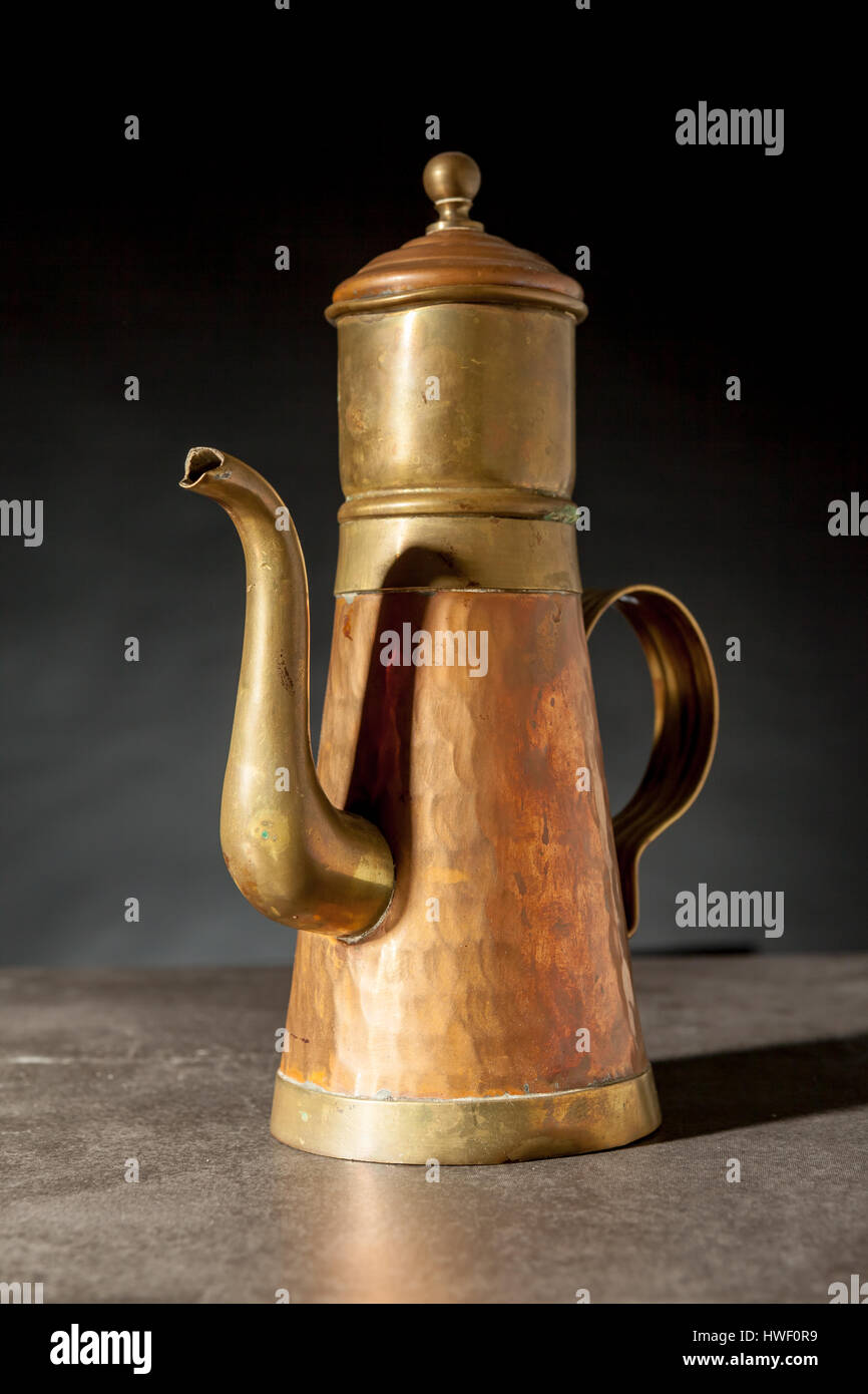 Cafetera de cobre antigua fotografías e imágenes de alta resolución - Alamy