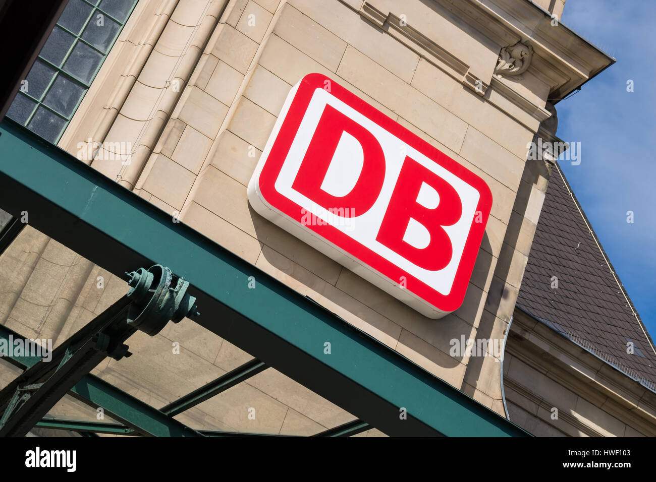 DB Logo en Koblenz Hauptbahnhof (estación principal). Deutsche Bahn AG es el mayor propietario de la infraestructura y el operador ferroviario en Europa. Foto de stock