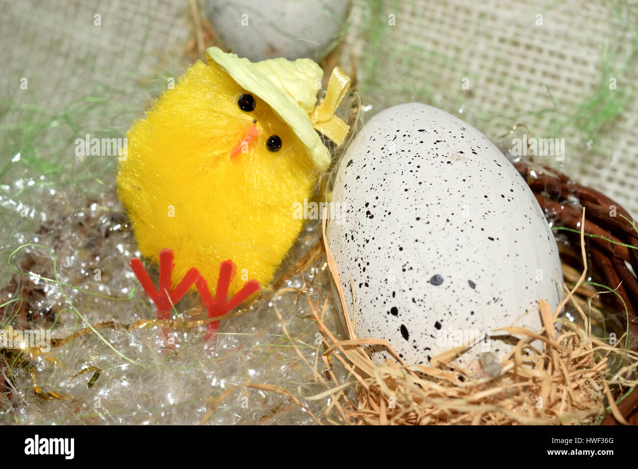 Decorado con huevo pollito dentro de una cesta de mimbre Fotografía de  stock - Alamy