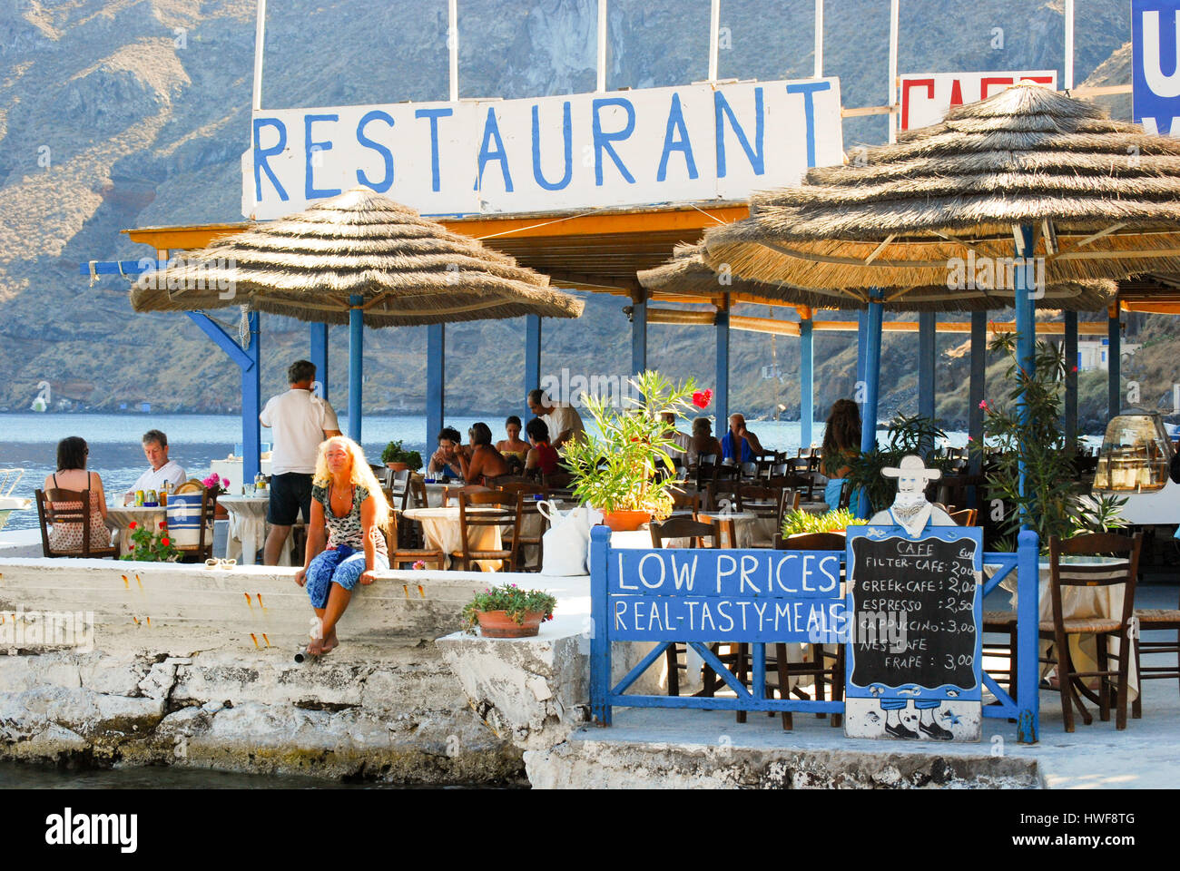 Restaurante (taberna) en la pequeña isla de Therasia, Santorini, Islas Griegas, Cícladas, Grecia Foto de stock
