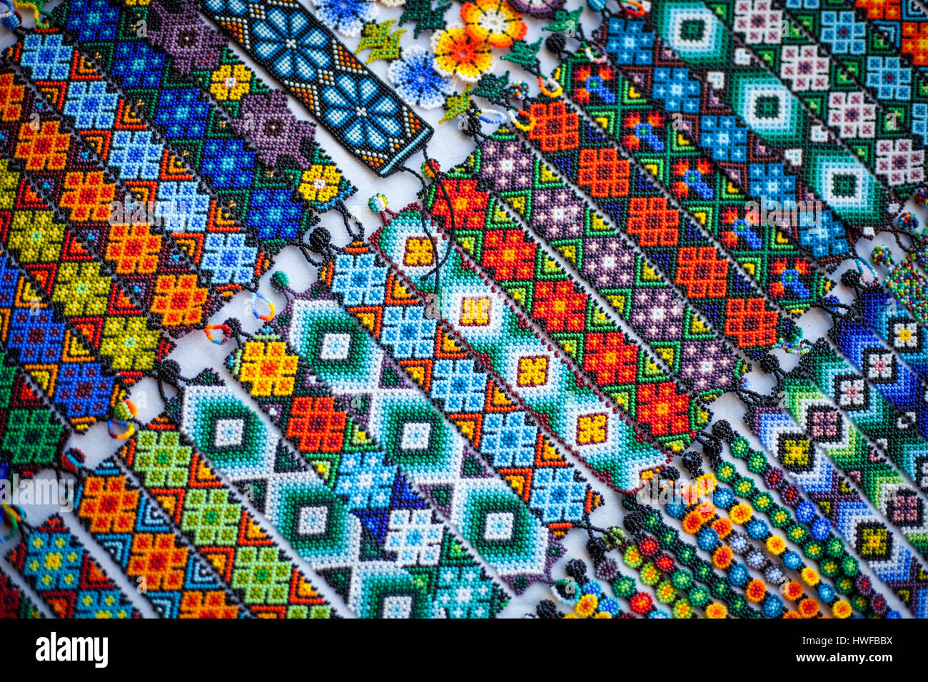 Coloridas pulseras Huichol en el mercado, Tepic, Nayarit, México Fotografía  de stock - Alamy