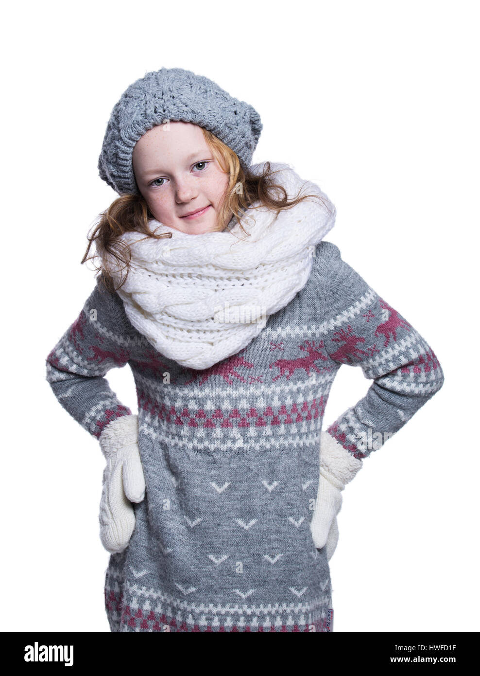 Happy cute kid posando en el estudio aislado sobre fondo blanco. Vistiendo  la ropa de invierno. Jersey de lana tejida, bufanda, Gorro y manoplas  Fotografía de stock - Alamy