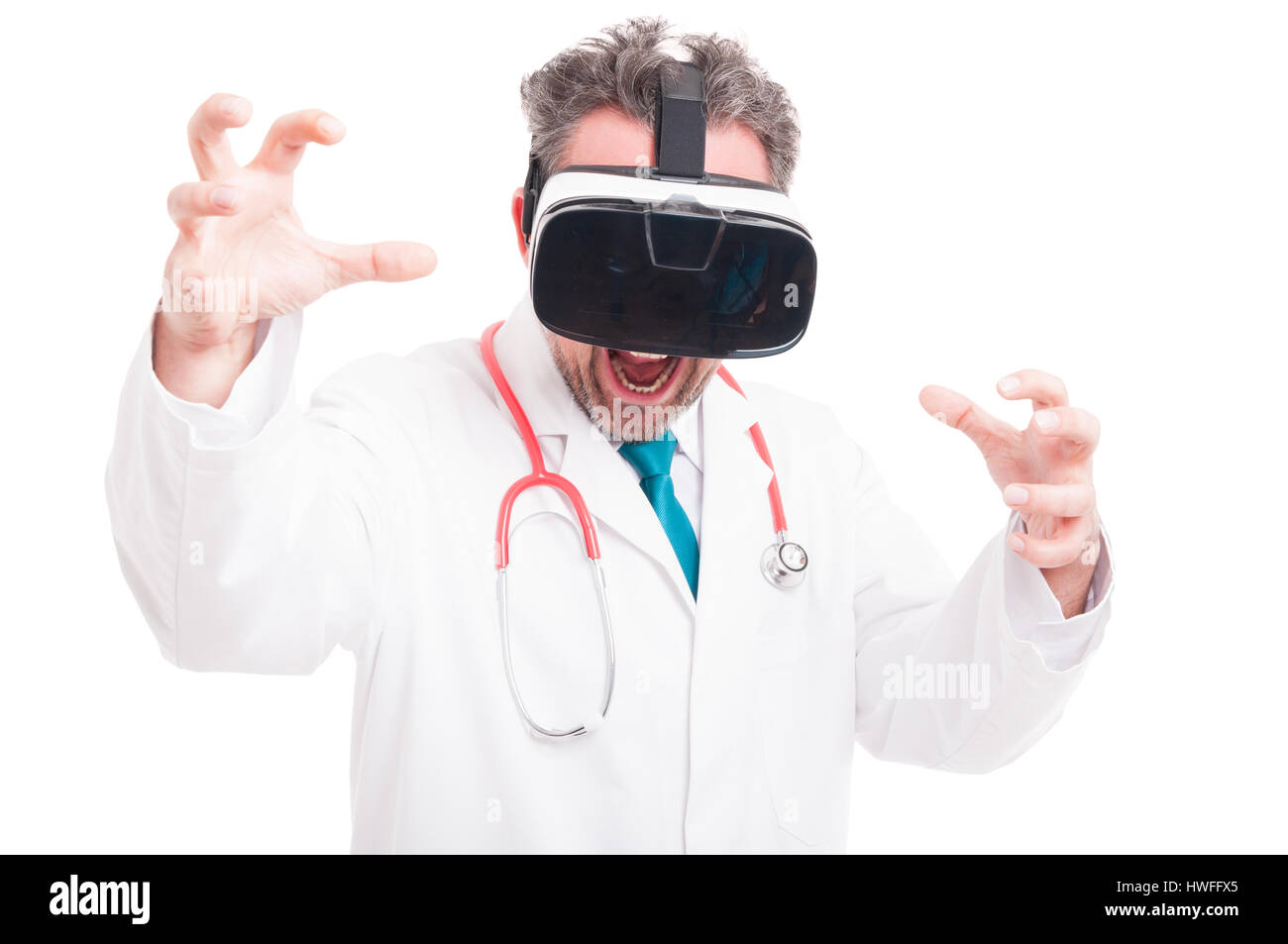 Concepto de Realidad Virtual con el doctor o medic vistiendo dispositivo vr  y divertirse aislado sobre fondo blanco Fotografía de stock - Alamy