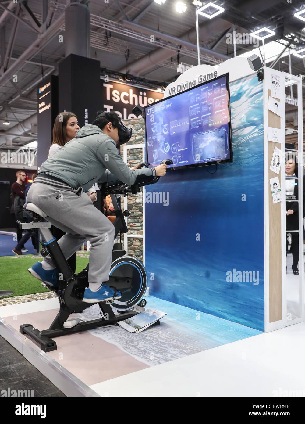 Hannover, Alemania. 20 Mar, 2017. Un visitante experiencias tecnología VR en el stand de ZTE durante el CeBIT 2017 en Hannover, Alemania, el 20 de marzo de 2017. La feria líder mundial de lucimiento y productos y soluciones de comunicaciones CeBIT 2017 arrancó el lunes y durará hasta el 24 de marzo. Crédito: Shan Yuqi/Xinhua/Alamy Live News Foto de stock
