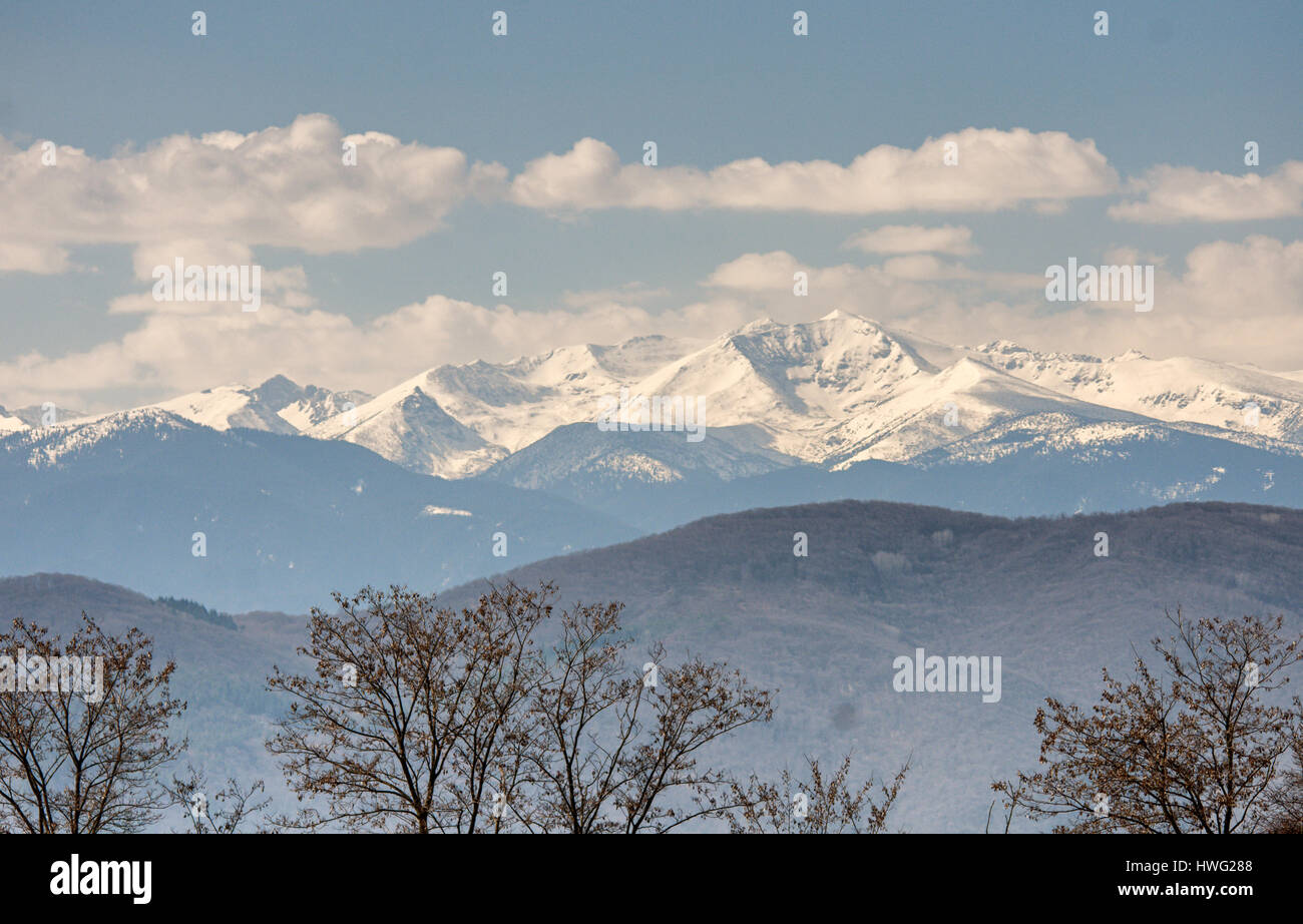 Montañas balcánicas, Sofía, Bulgaria. 21 Mar, 2017. El clima. Cielos azules  y nubes blancas montañas nevadas durante un día cálido Crédito: Clifford  Norton/Alamy Live News Fotografía de stock - Alamy