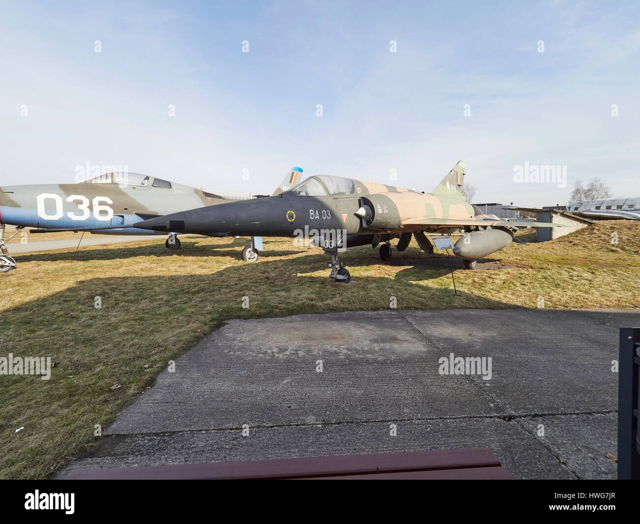 La francesa Dassault Mirage 5A en el museo de aviación de Cracovia en Polonia Foto de stock