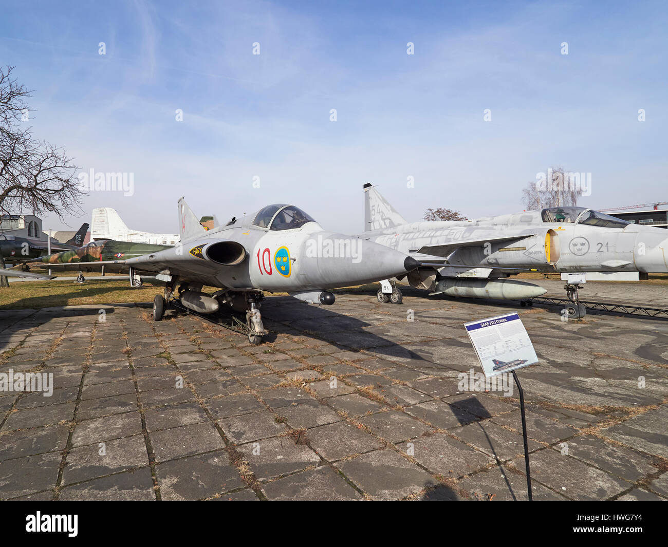 Saab 35 Draken sueca en el museo de aviación de Cracovia en Polonia Foto de stock