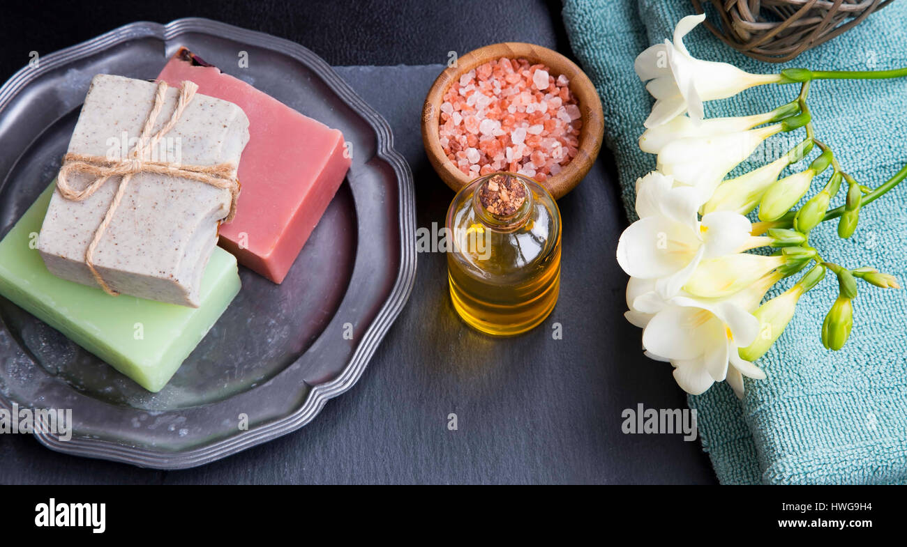 Ajuste de spa con jabones naturales, aceite de masajes botella , sal de  baño , flores con toallas, vista superior Fotografía de stock - Alamy