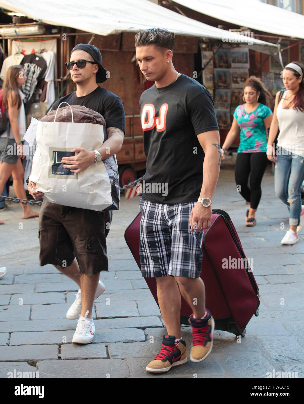 Vinny Guadagnino y DJ Pauly D caminar a la lavandería con su ropa durante  la temporada