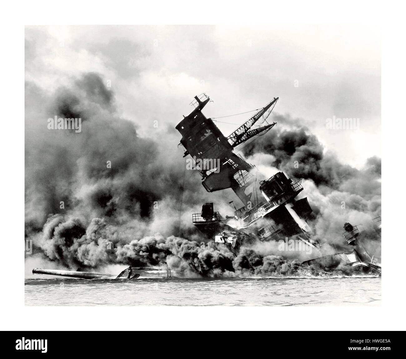 Ataque de Pearl Harbor ataque japonés a Peral Harbor el 7 de diciembre de 1941 el acorazado USS Arizona BB-39 battleship en fuego y hundimiento Foto de stock