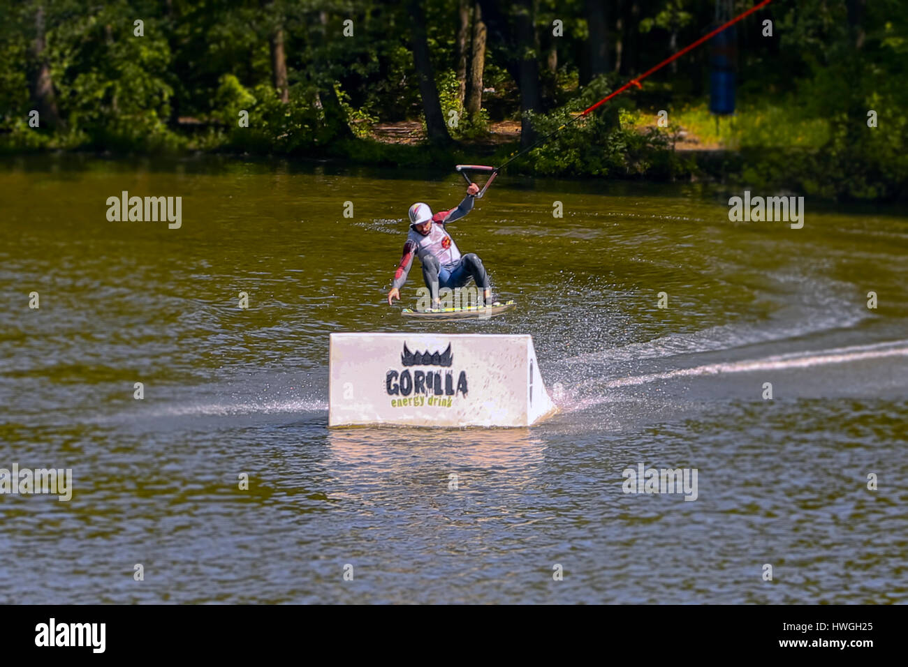 Snowboard de agua. El atleta con el snowboard aferrarse a la cuerda y el  barco se acelera Fotografía de stock - Alamy