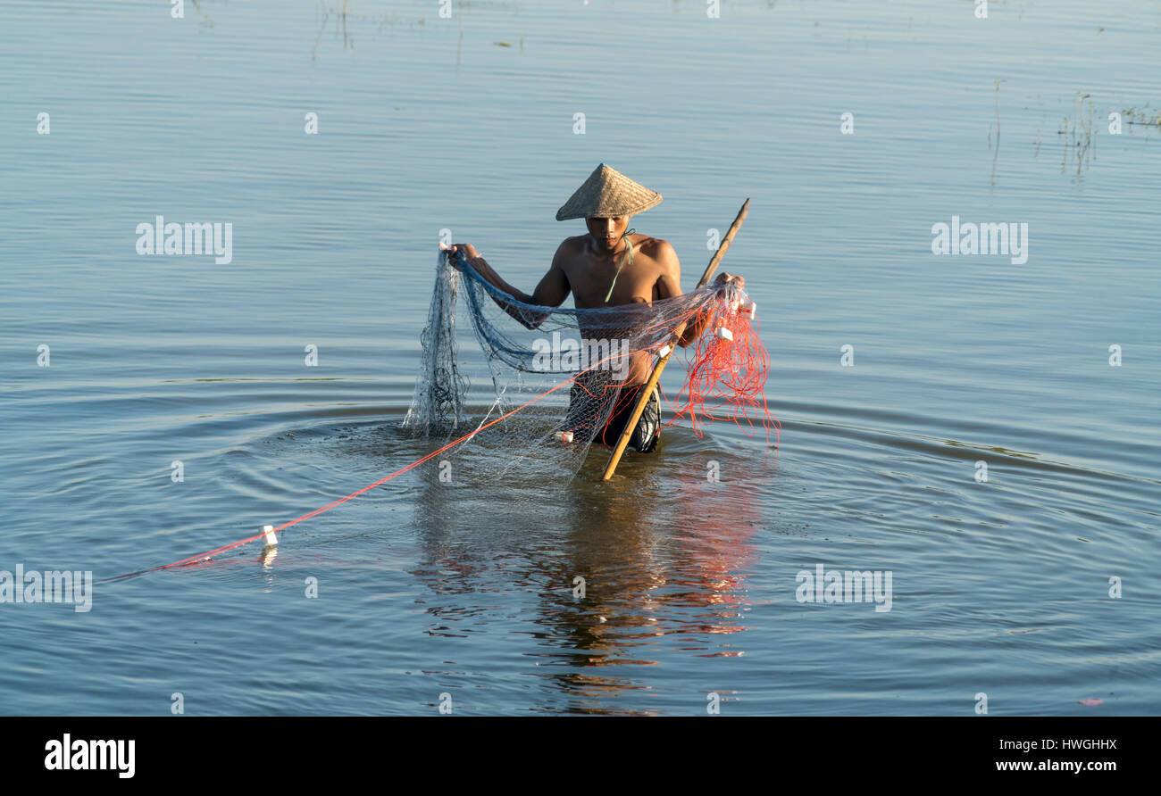 Los pescadores con red en el lago Taungthaman, Amarapura, Mandalay, Myanmar Foto de stock