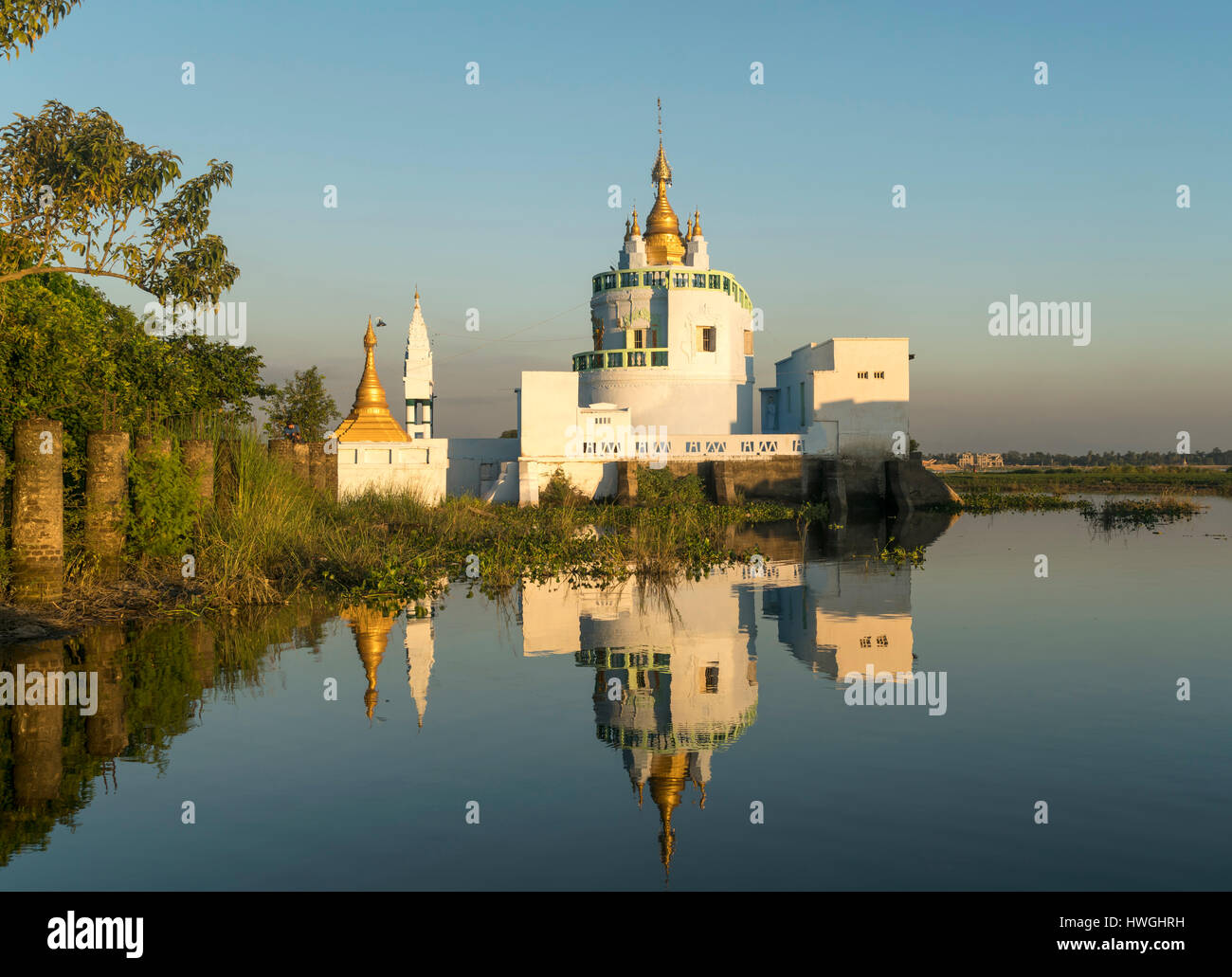 La Pagoda Shwe Modeptaw en Lago Taungthaman al Puente U Bein, Amarapura, Mandalay, Myanmar Foto de stock