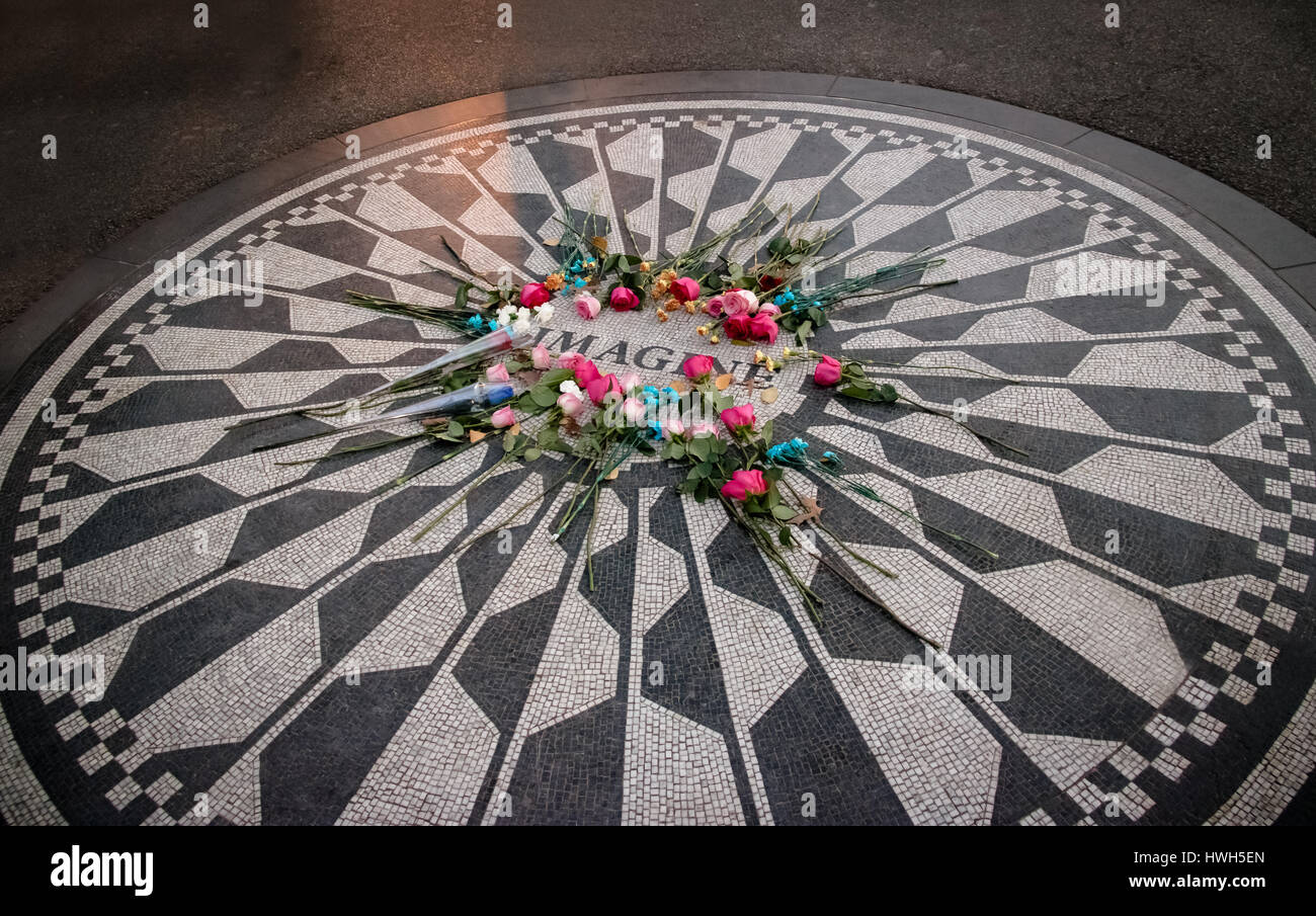 Imagine el mosaico con flores en el aniversario de la muerte de John Lennon en Strawberry Fields en Central Park, Manhattan, Nueva York, EE.UU. Foto de stock