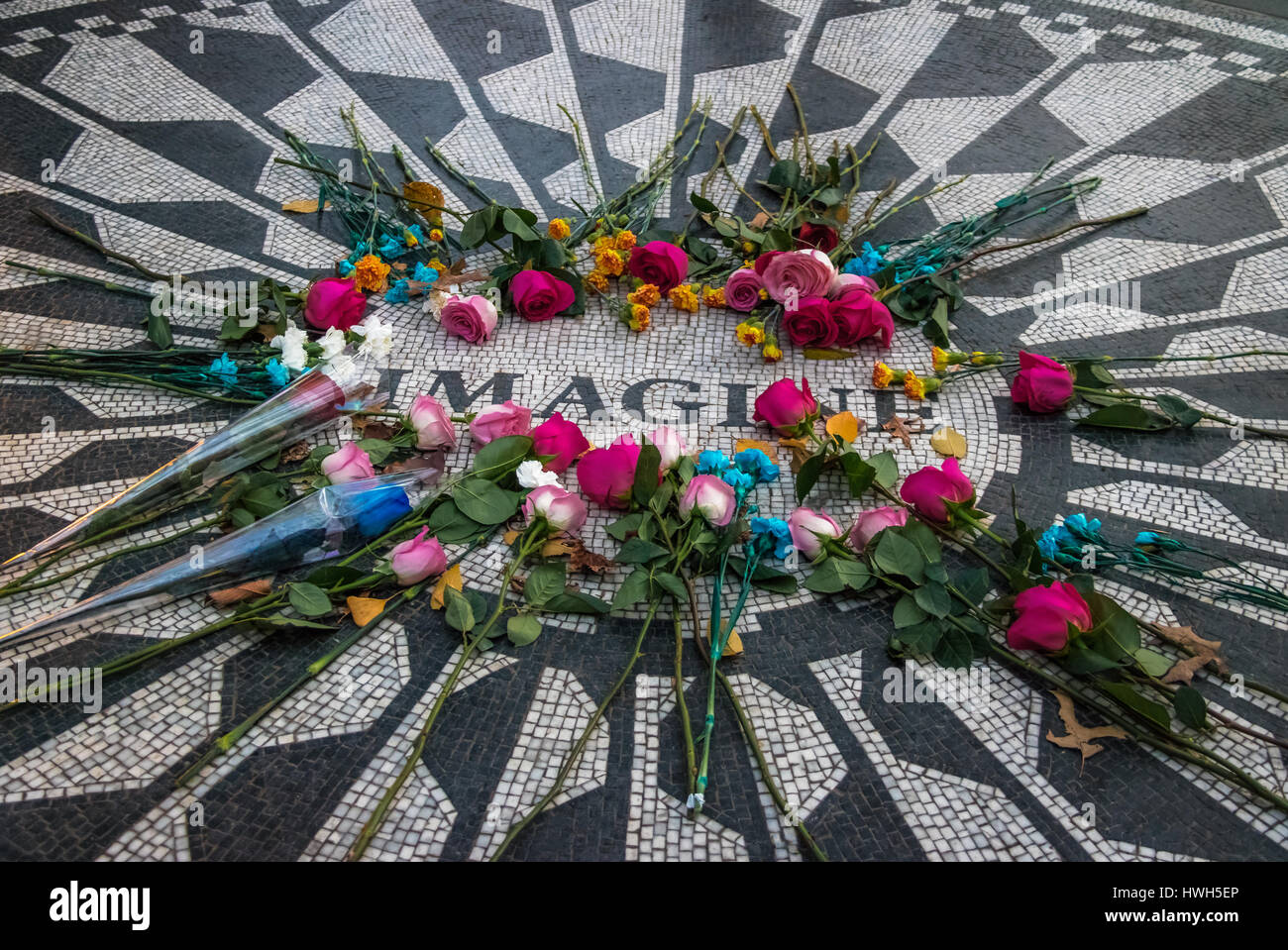 Imagine el mosaico con flores en el aniversario de la muerte de John Lennon en Strawberry Fields en Central Park, Manhattan, Nueva York, EE.UU. Foto de stock