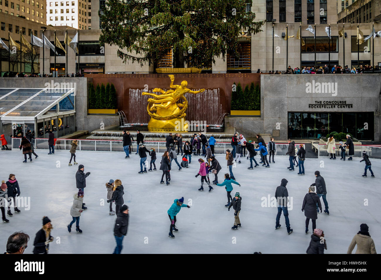 La gente patinar sobre hielo delante del árbol de Navidad del Rockefeller Center - Nueva York, EE.UU. Foto de stock