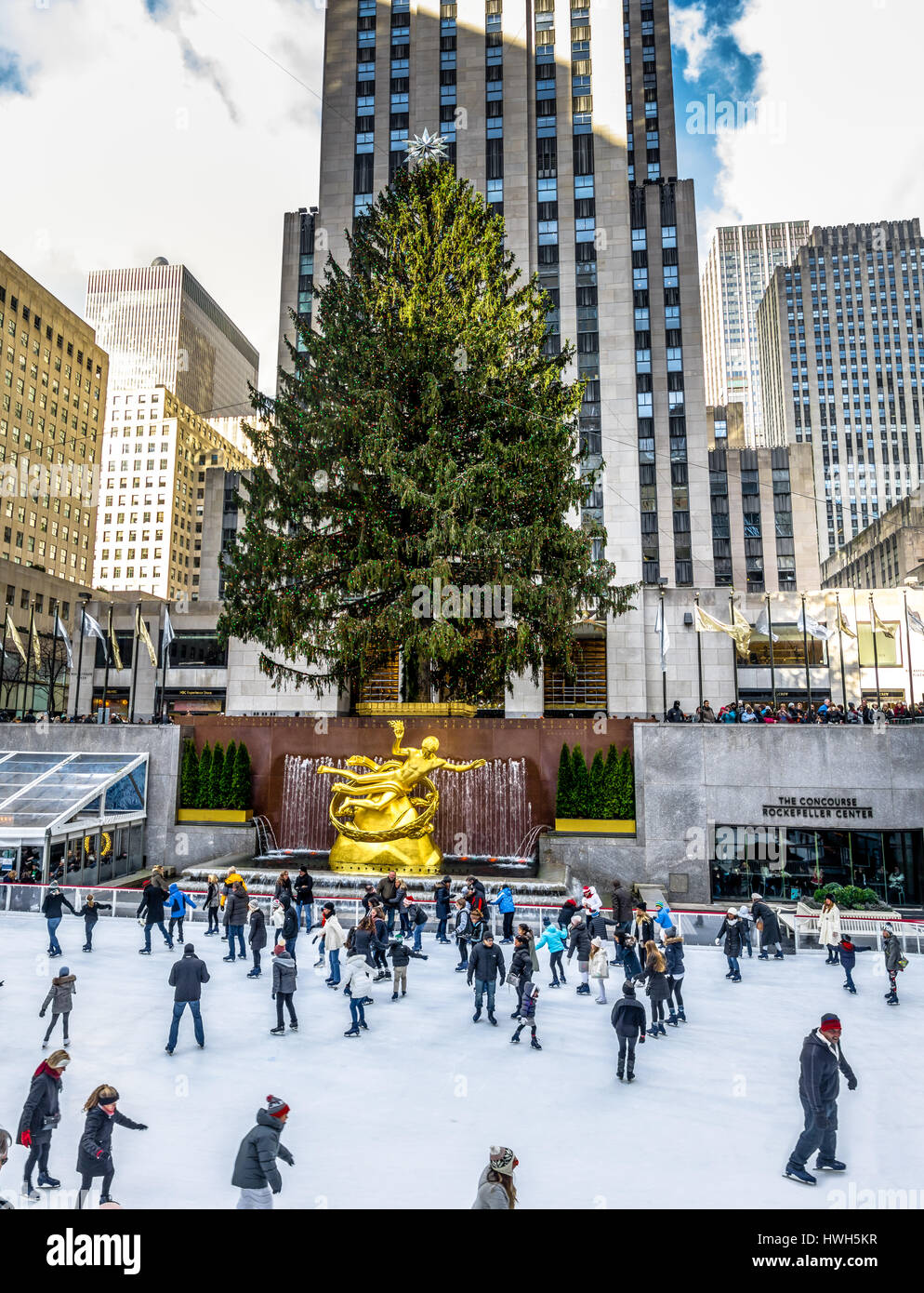 La gente patinar sobre hielo delante del árbol de Navidad del Rockefeller Center - Nueva York, EE.UU. Foto de stock