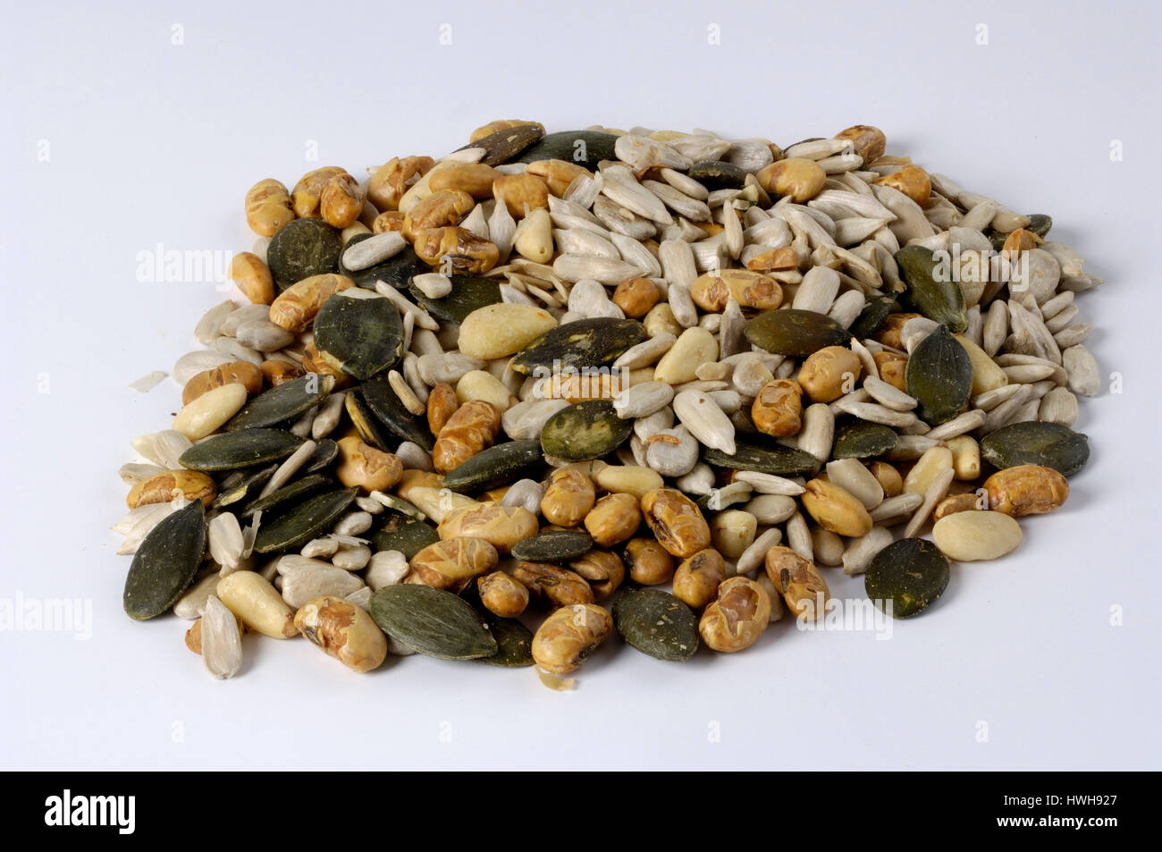 Un vegano Gluten-Free Tuerca y Pan de semillas con ensalada de aguacate  topping Fotografía de stock - Alamy