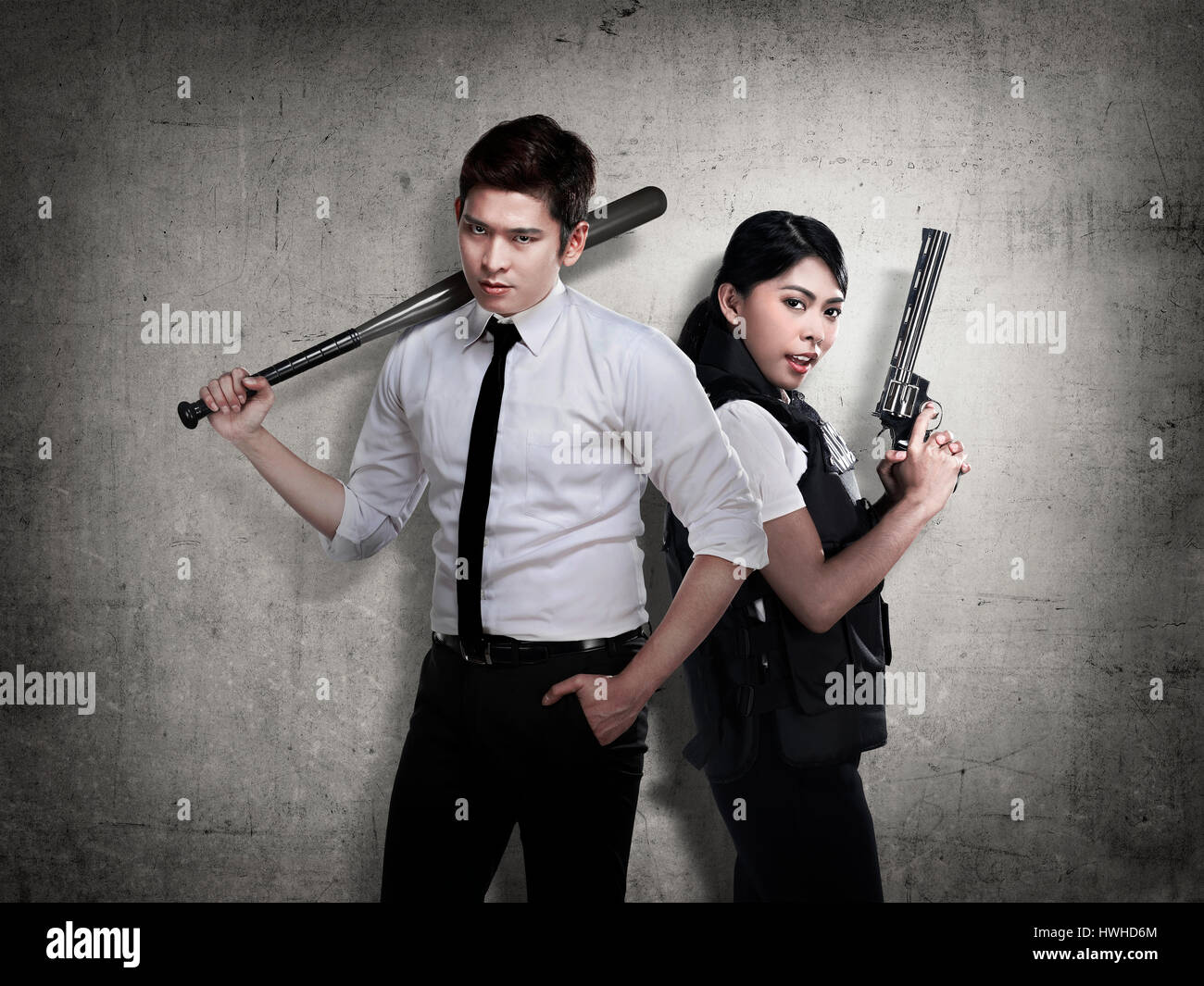 El hombre y la mujer policía dispuestos a combatir la delincuencia Foto de stock