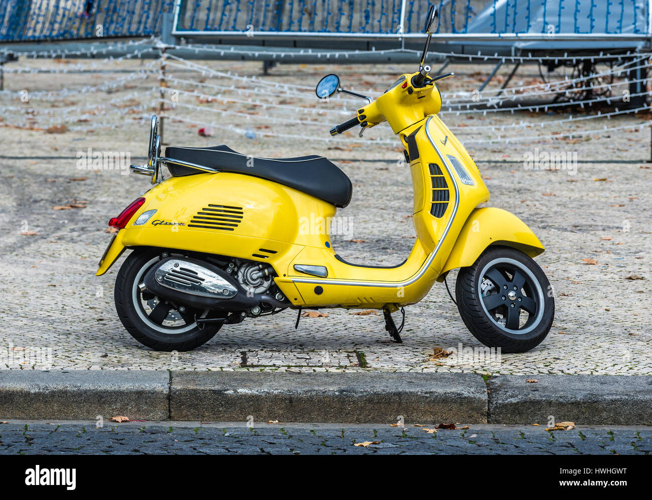 Vespa GTS 300 ie motor scooter en la ciudad Porto en la Península Ibérica y la segunda ciudad más grande de Portugal Fotografía stock -