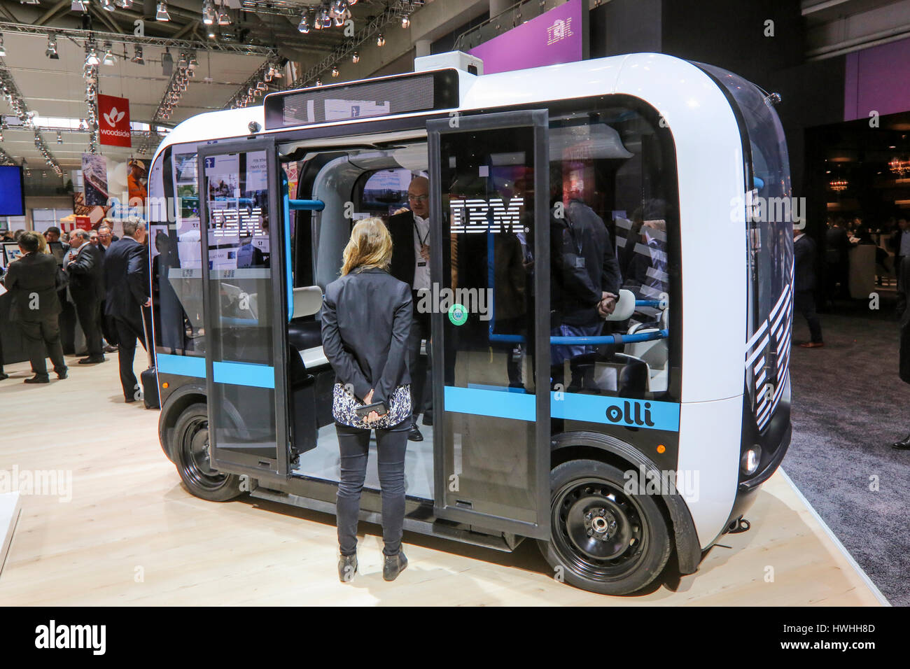 Hannover, Alemania, 20 de marzo de 2017 - CeBIT la feria de tecnología digital. Los visitantes de la feria del comercio vaya en la autónoma autopropulsadas de autobús "olli" en el stand de IBM Foto de stock