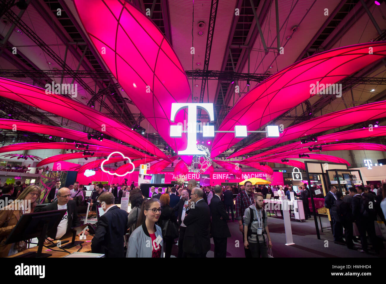 Hannover, Alemania, 20 de marzo de 2017 - feria de tecnología digital CeBIT, la feria de visitantes en el stand de Telekom geutsche Foto de stock