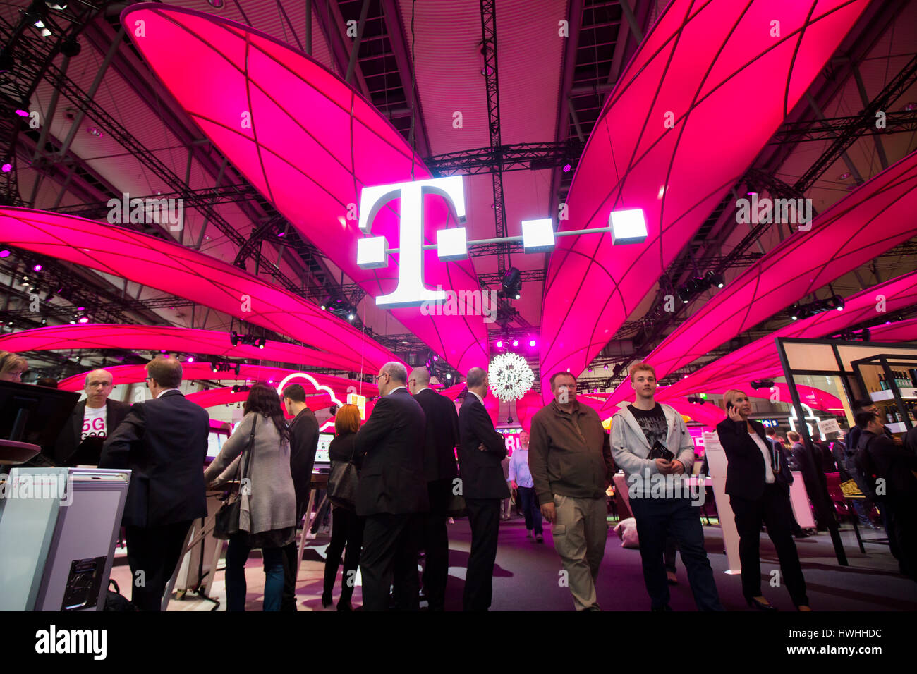 Hannover, Alemania, 20 de marzo de 2017 - feria de tecnología digital CeBIT, la feria de visitantes en el stand de Telekom geutsche Foto de stock