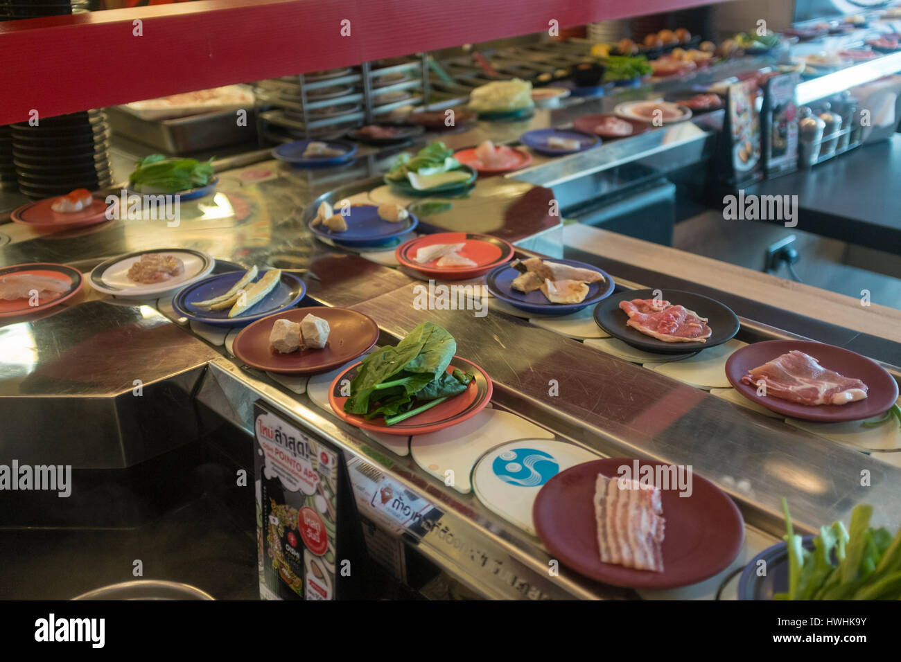Restaurante de sushi de cinta transportadora fotografías e imágenes de alta  resolución - Alamy