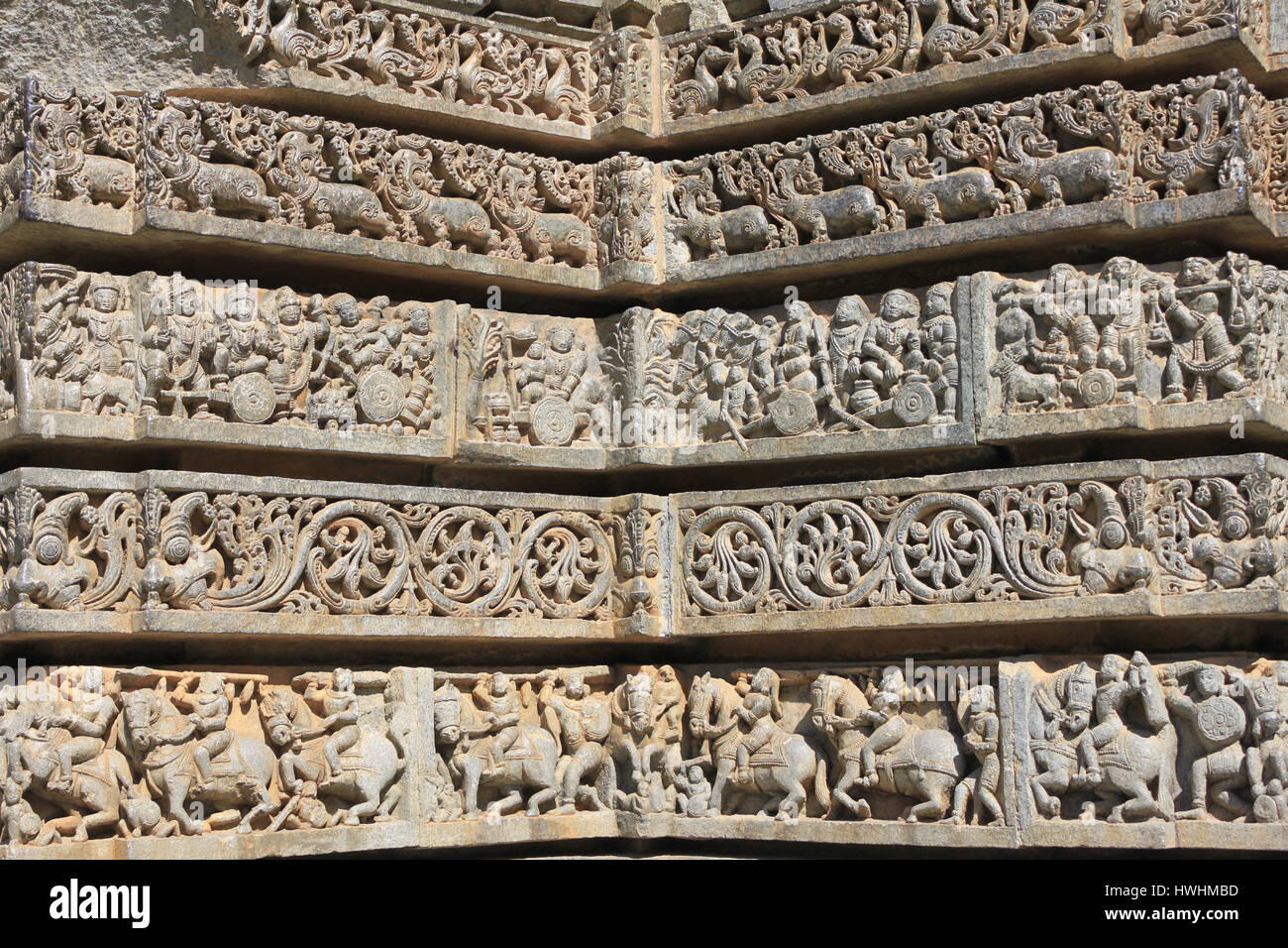 Cerca del Santuario de socorro de la escultura mural sigue un plan estrellado, representando Cisnes, makara(bestia imaginaria), Hindúes puranas, follaje, jinetes y eleph Foto de stock