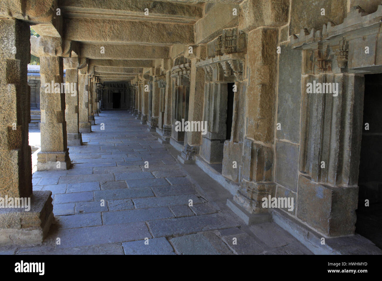 Colonnade del corredor claustral, en templo de Chennakesava, arquitectura de Hoysala en Somnathpur, Karnataka, India Foto de stock