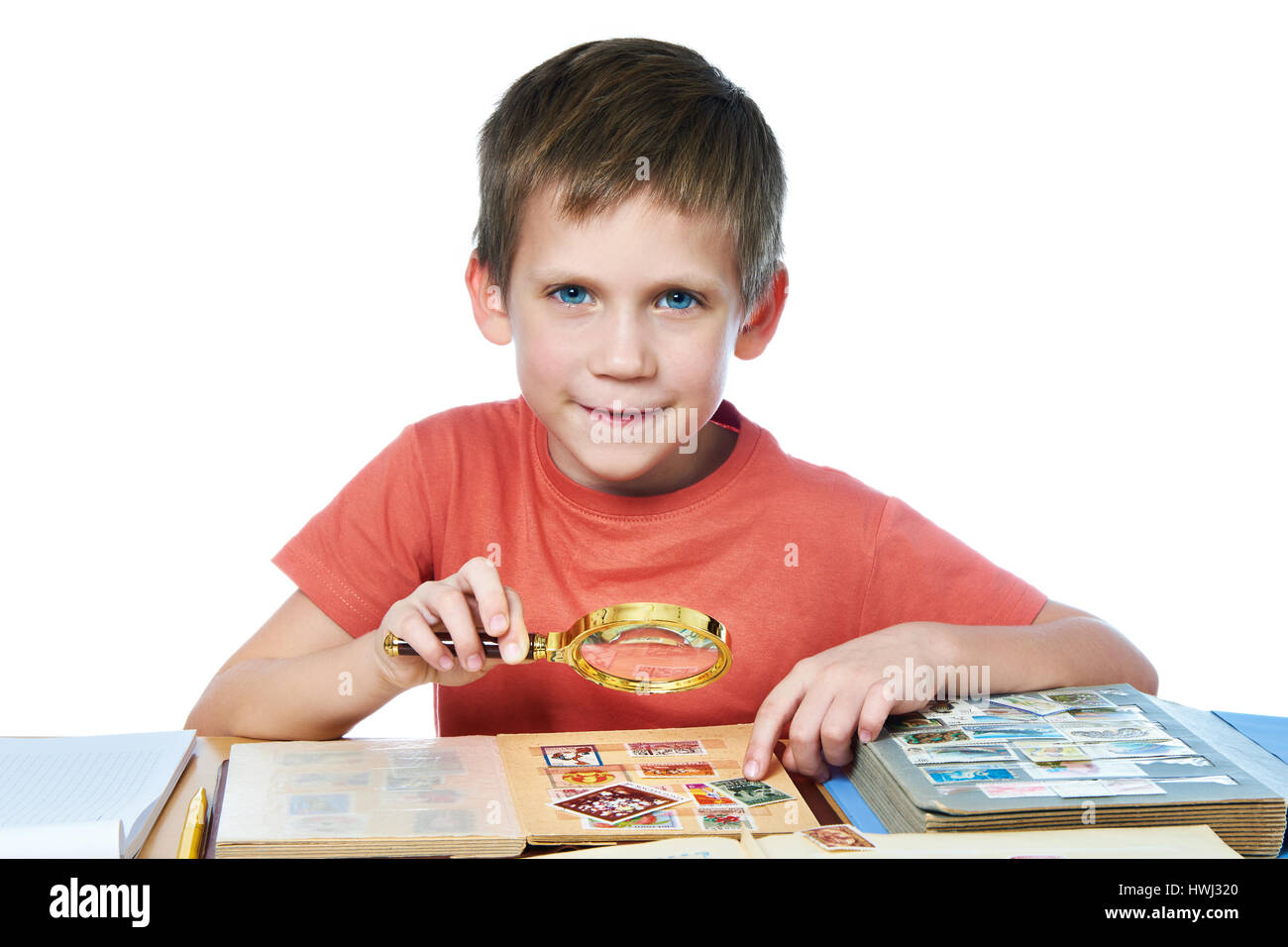 Niño Inteligente Usando Lupa Para Leer Libros Durante Los Estudios Fotos,  retratos, imágenes y fotografía de archivo libres de derecho. Image  169603985