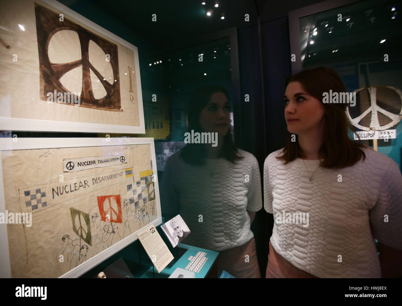 Gerald holtom fotografías e imágenes de alta resolución Alamy