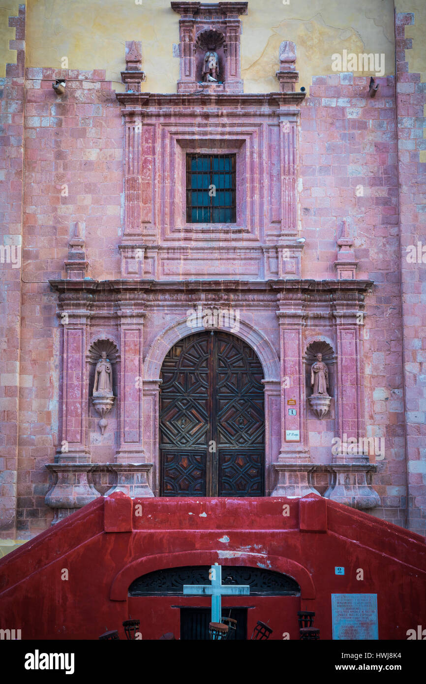 Templo de San Roque iglesia en Guanajuato, México ------ Guanajuato es una  ciudad y municipio en el centro de México y la capital del estado de la sa  Fotografía de stock - Alamy