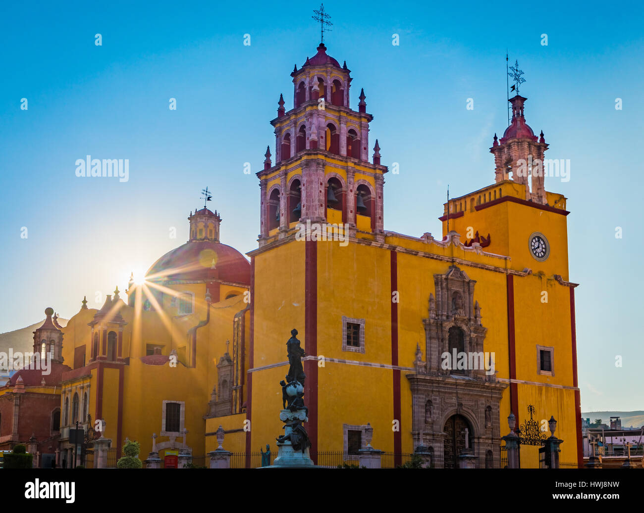 Basílica en Guanajuato, México ------ Guanajuato es una ciudad y municipio  en el centro de México y la capital del estado del mismo nombre. Es par  Fotografía de stock - Alamy