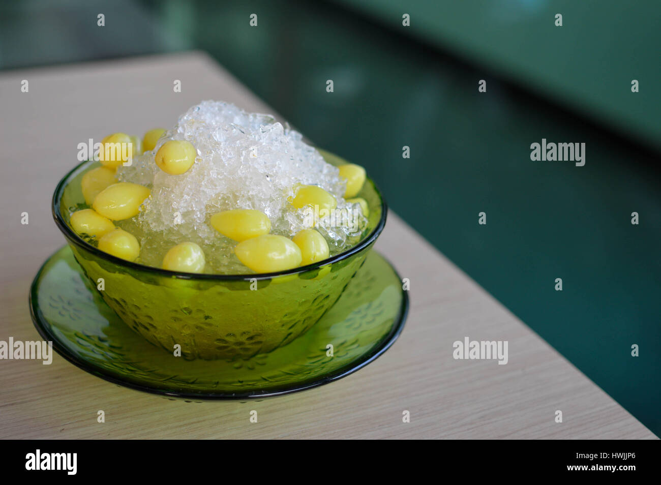 Chino tradicional postre hecho de gingko tuercas y endulzado hielo servido en un tazón de vidrio. Chinatown, Bangok, Tailandia. Enfoque selectivo Foto de stock