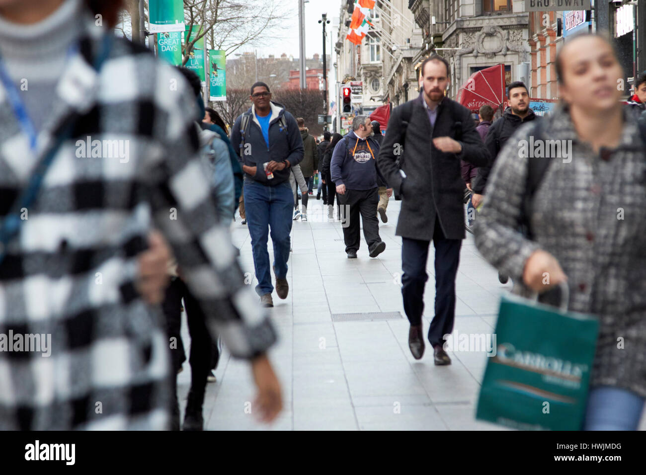 La gente caminando por la calle oconnell ocupado sendero Dublín, República de Irlanda Foto de stock
