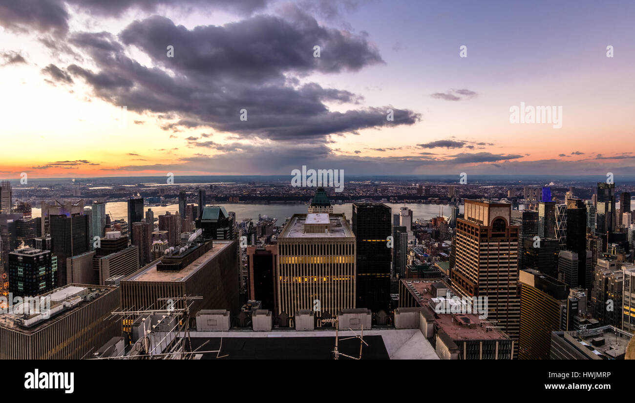 Vista aérea de Manhattan y el Río Hudson al atardecer - Nueva York, EE.UU. Foto de stock