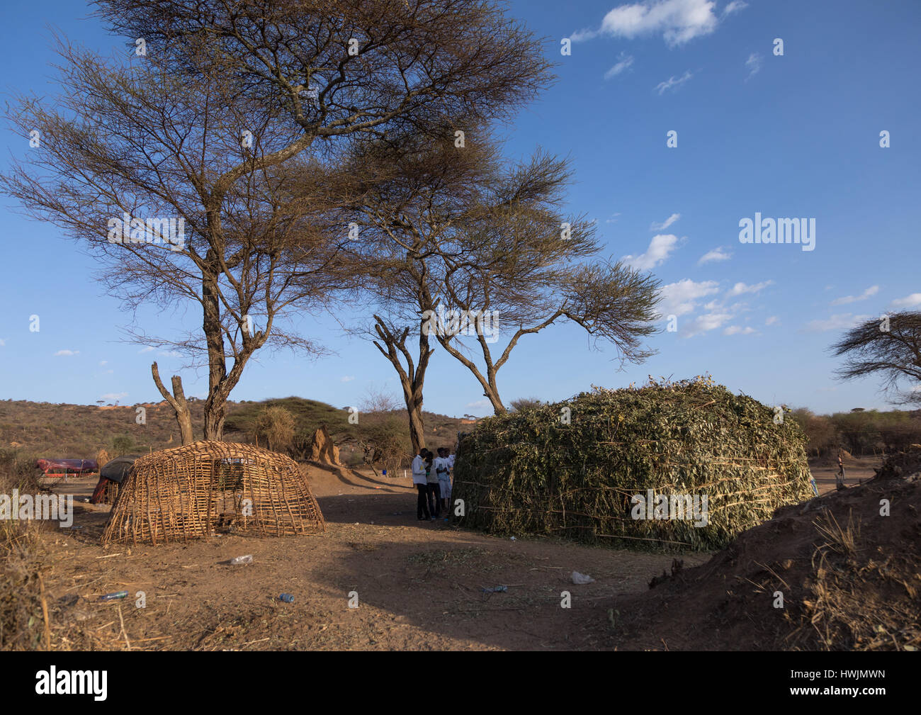 Chozas tradicionales en el sistema Gada badhaasa durante la ceremonia en la tribu boranas, Oromia, Yabelo, Etiopía Foto de stock