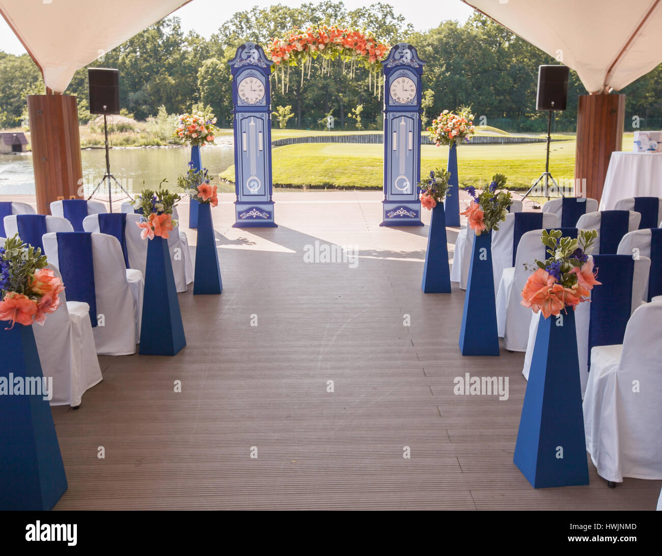 Arco de boda hermosa. Como los relojes arco decorado con flores de durazno Foto de stock