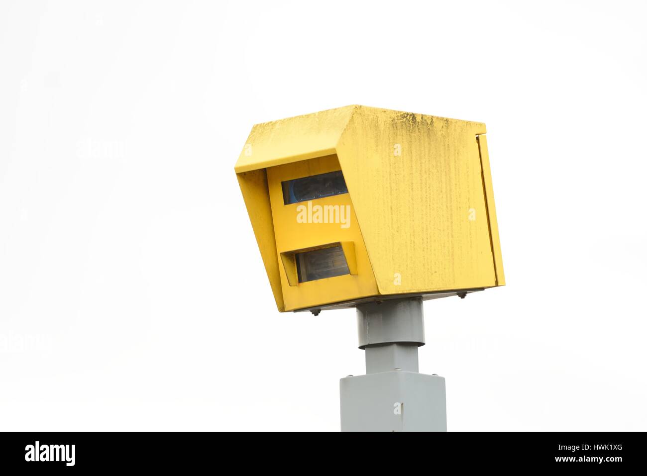 Reconocimiento automático de matrículas, caja amarilla con cámara de correr con luz roja en Escocia, Reino Unido Foto de stock