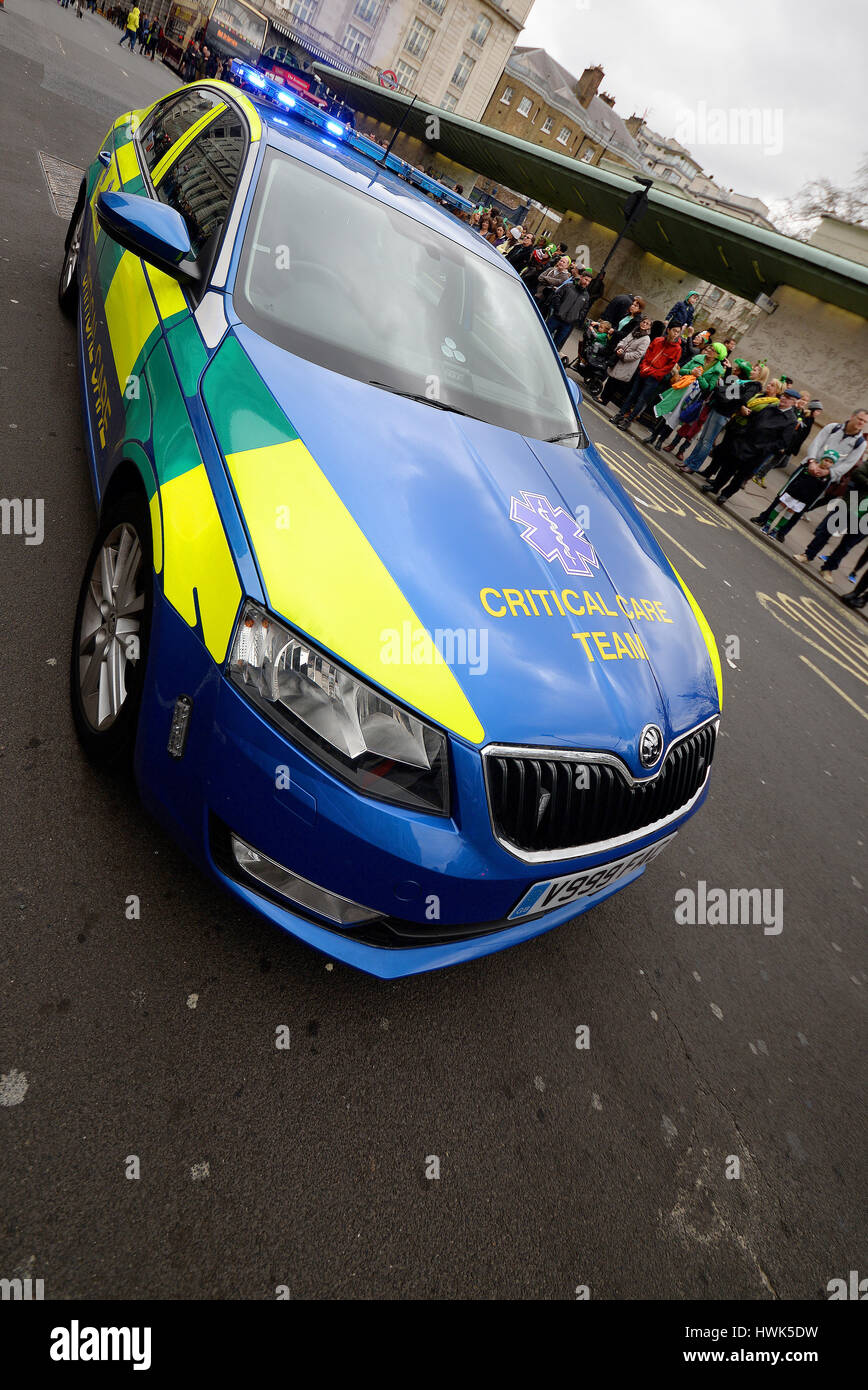 Equipo de cuidados críticos, vehículo con luces azules intermitentes que asiste a un evento en Londres, Reino Unido. Espacio para copiar Foto de stock