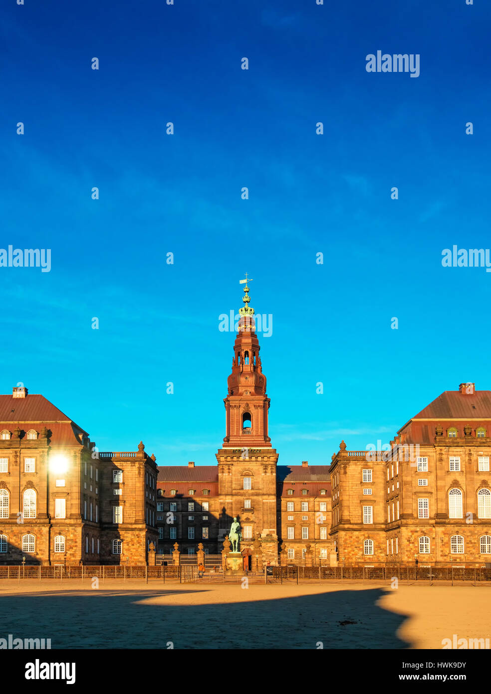 Copenhague, Dinamarca - 11 de marzo de 2017: Christiansborg Palace en Copenhague, Dinamarca, el edificio del parlamento danés. Foto de stock
