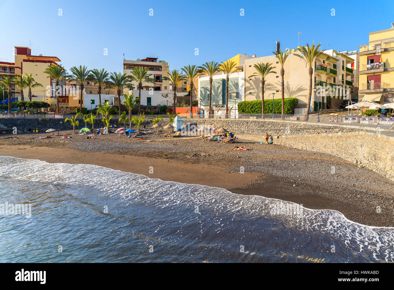 La playa de San Juan, la isla de Tenerife - Nov 15, 2015: La ola del océano y hermosa playa en la localidad costera de San Juan, la isla de Tenerife, España. Foto de stock