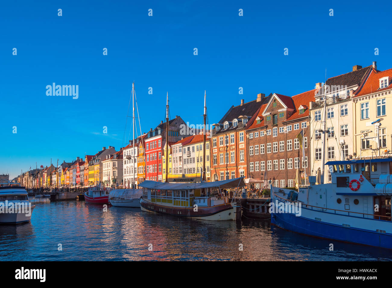 Copenhague, Dinamarca - 11 de marzo de 2017: canal de Nyhavn en Copenhague y del paseo, con sus coloridas fachadas, siglo xvii waterfront Foto de stock
