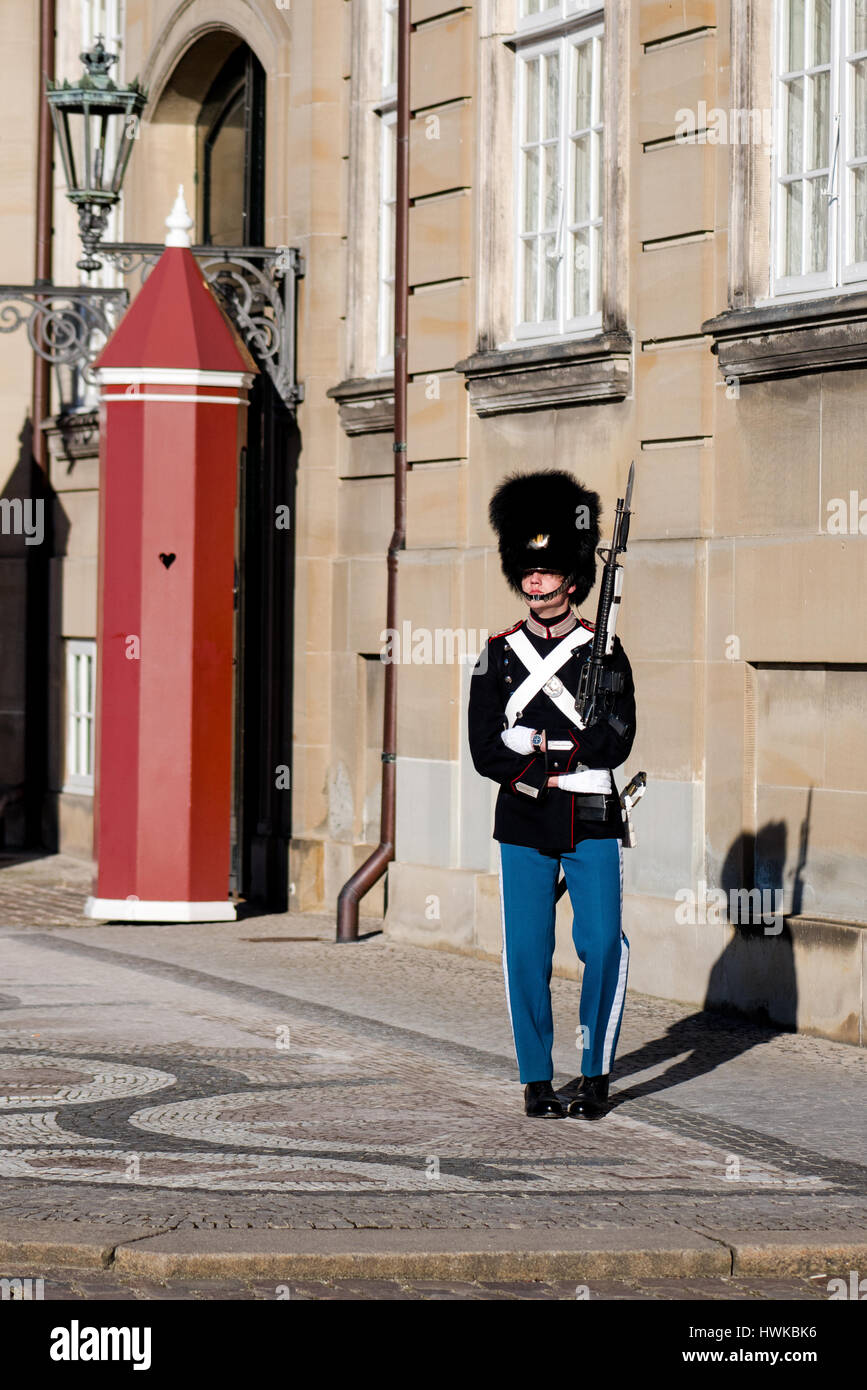 Copenhague, Dinamarca - 11 de marzo de 2017: El Palacio Amalienborg, en Copenhague. Protectores de la vida real (en Danés: Den Kongelige Livgarde), el regimiento de infantería de Dinamarca Foto de stock