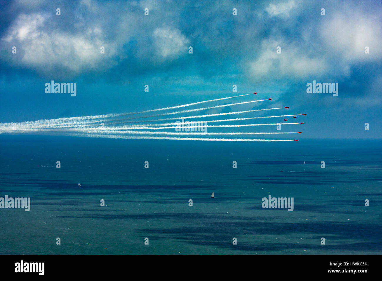Las flechas rojas de la Royal Air Force realizar visualización en Eastbourne Air Show 2015, East Sussex, Reino Unido Foto de stock