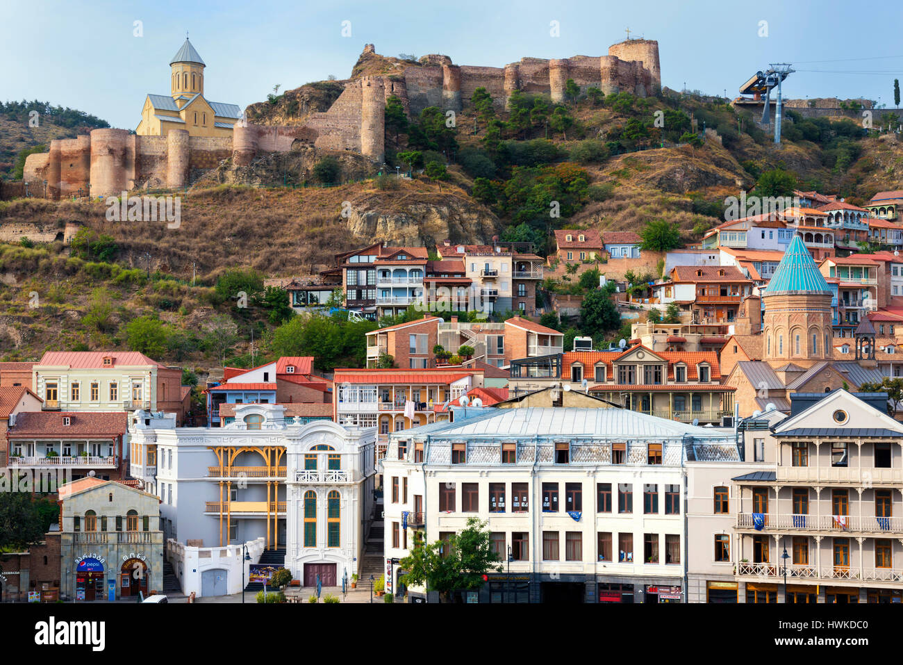 Fortaleza Narikala y la iglesia de San Nicolás, Tbilisi, Georgia, el Cáucaso, Oriente Medio, Asia Foto de stock