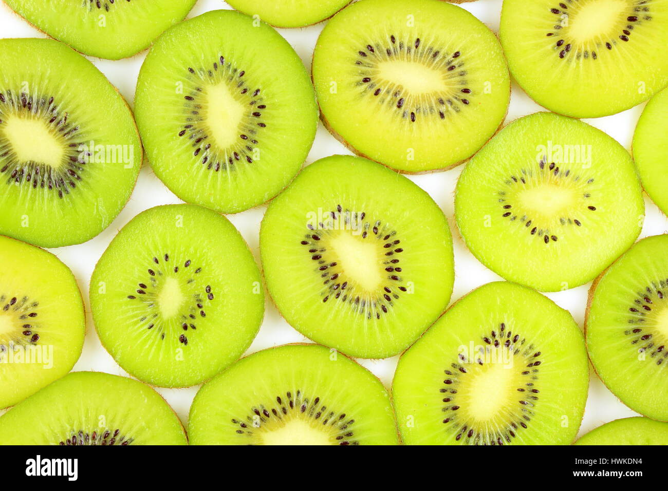 Rebanadas de kiwi verdes frescas frutas como una textura de fondo de alimentos Foto de stock